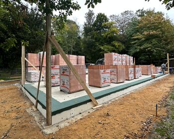 Fundament mit Liefernugen Mauersteinen darauf.