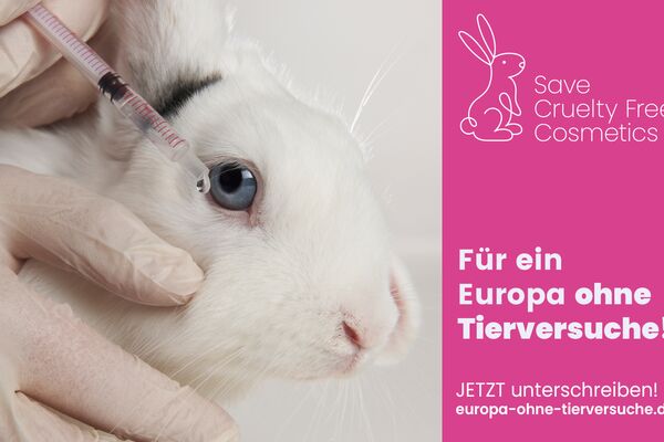 Kampagnenbild mit dem Foto eines weißen Kaninchens, dem man mittels Pipette eine Flüssigkeit ins Auge träufelt.