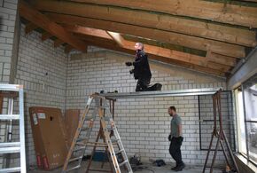 Für mehr Tageslicht werden im Toni-Dresia-Haus Dachfenster eingebaut.