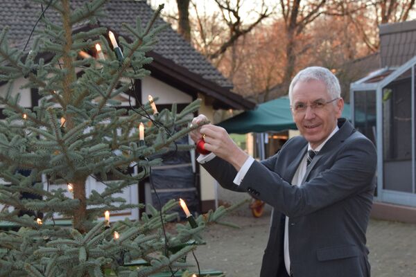 Mit einer roten Baumkugel startet unser Vorsitzender Jürgen Plinz die Aktion