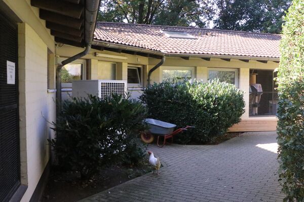 Rückansicht Dresia-Haus mit Wärmepumpenheizung.