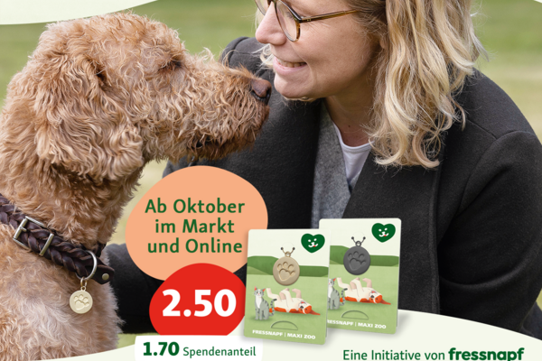 Werbeposter der Aktion mit dem Portrait einer Frau und eines Hundes, darunter Bilder der Anhänger und Text.