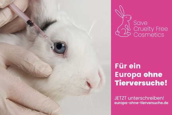 Kampagnenbild mit dem Foto eines weißen Kaninchens, dem man mittels Pipette eine Flüssigkeit ins Auge träufelt.