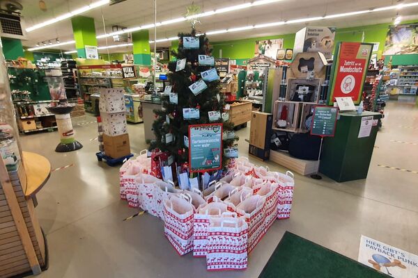 Wunschbaum und Geschenktüten im Fressnapf Düren