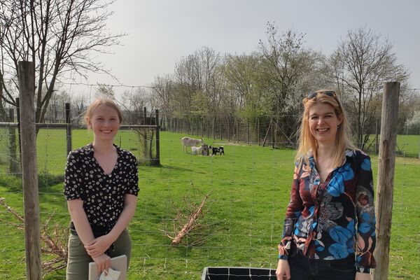 Lisa Krumm (links) und Reineke Hameleers auf dem Tierheimgelände. Im Hintergrund Schafe.