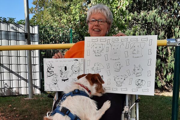 Auch Hund Doug bewundert die Bleistiftzeichnungen